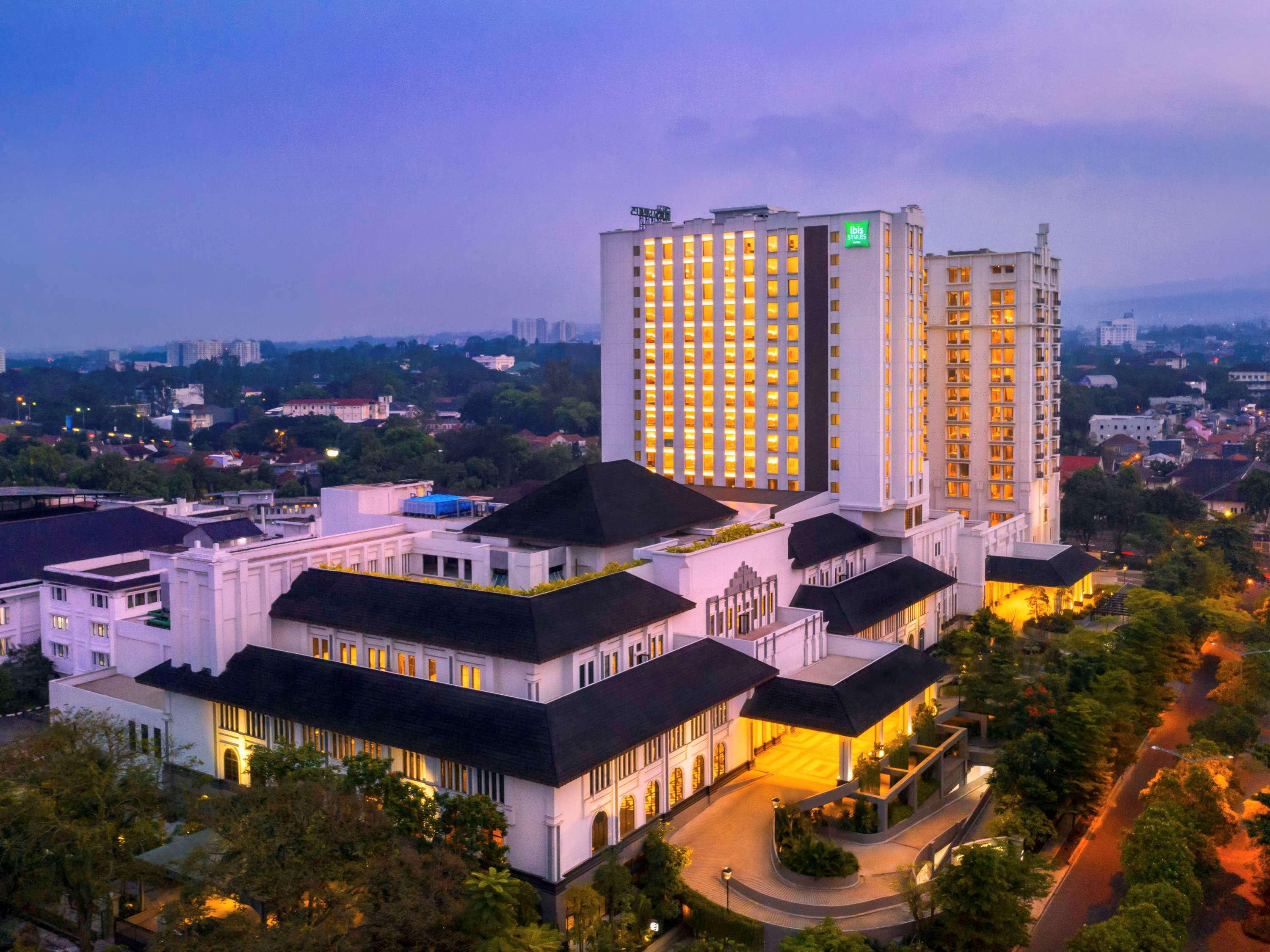 Ibis Styles Bandung Grand Central Hotel Exterior foto