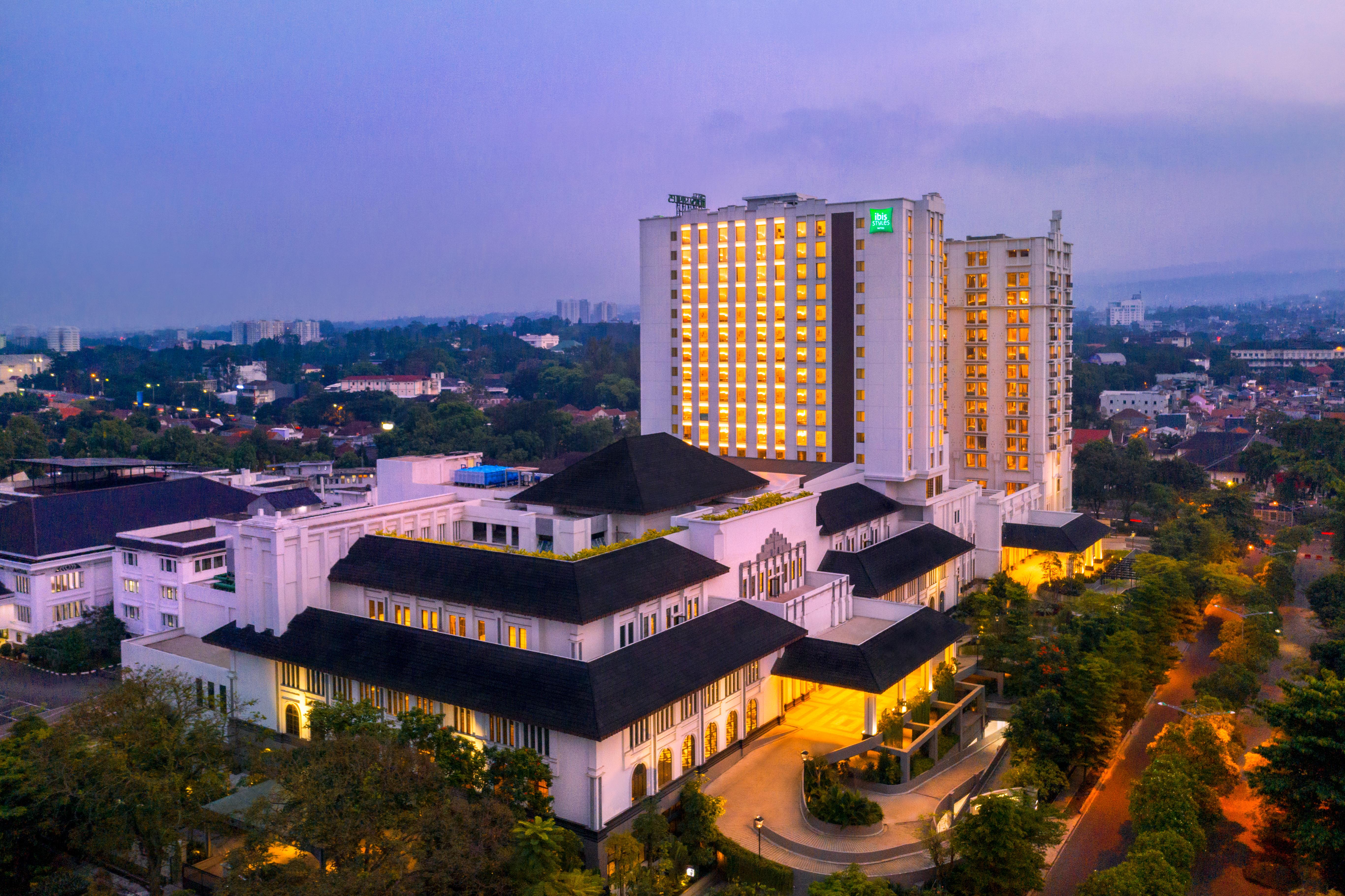 Ibis Styles Bandung Grand Central Hotel Exterior foto